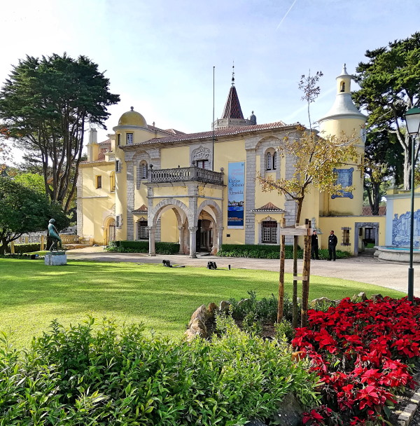 Palácio Conde de castro e Guimarães amarelo em meio ao jardim 