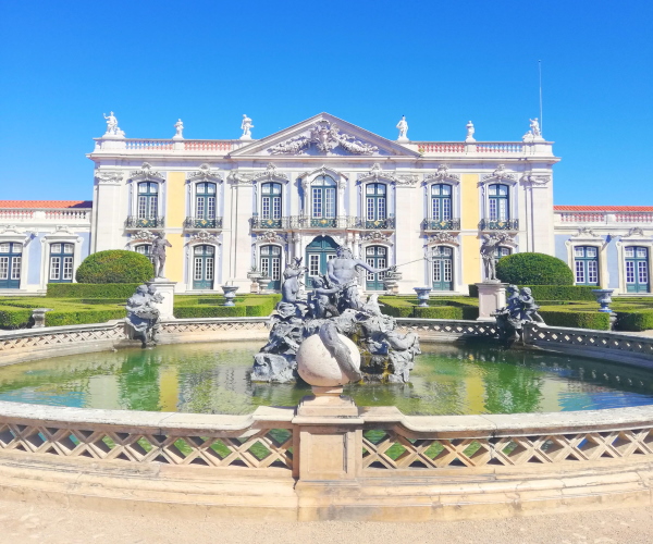Jardins do palácio de Queluz com a fonte de Neptuno