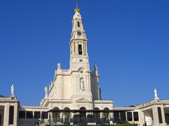Basílica de Nossa senhora do Rosário com céu azul