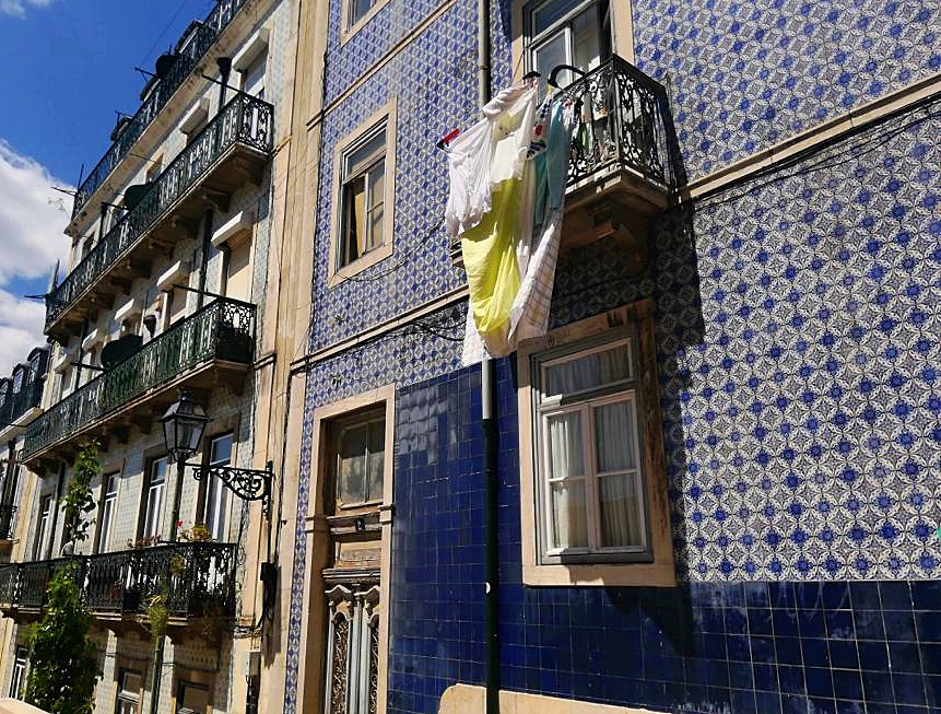 prédio de lisboa, azulejos portugueses, roupa estendida na janela